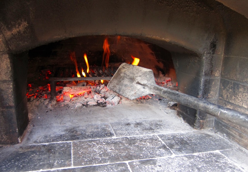 wood-fired grilling in a wood-burning oven, wood-fired grilling in a pizza oven over a small fire