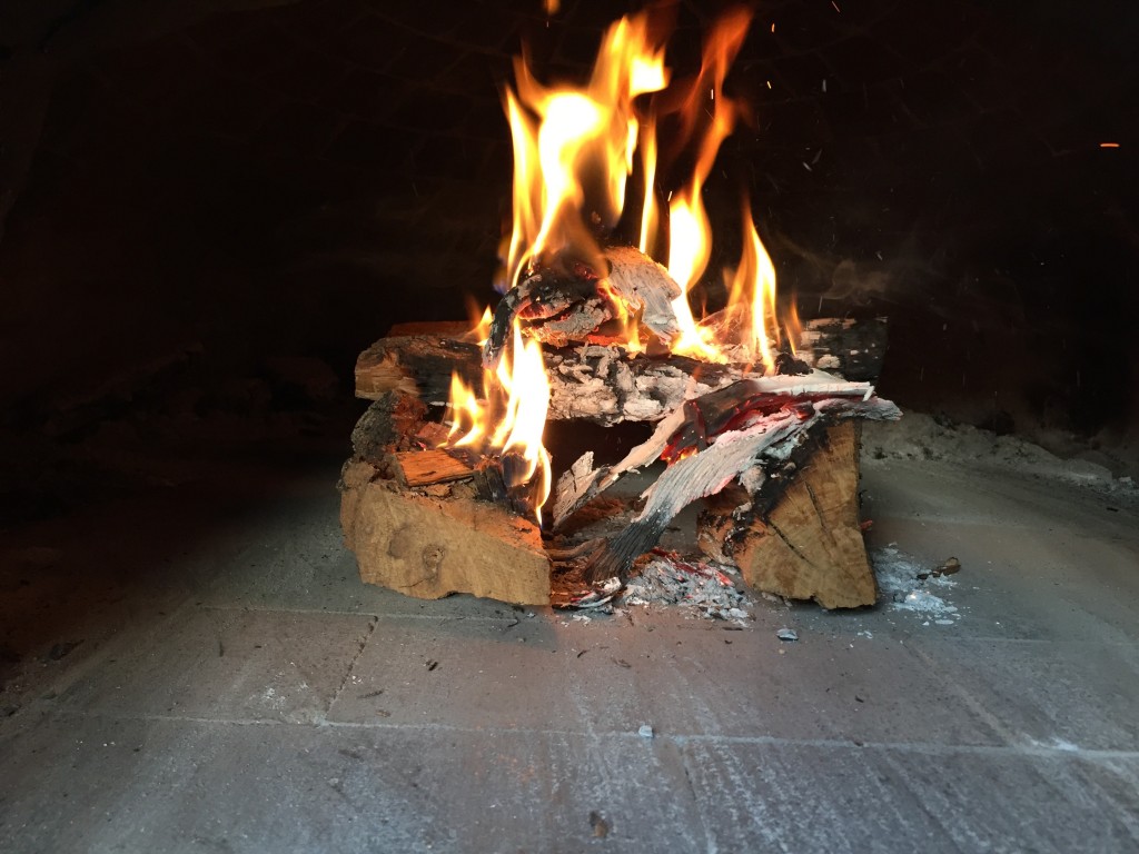 wood-fired grilling in a wood-burning oven, wood-fired grilling in a pizza oven over a small fire