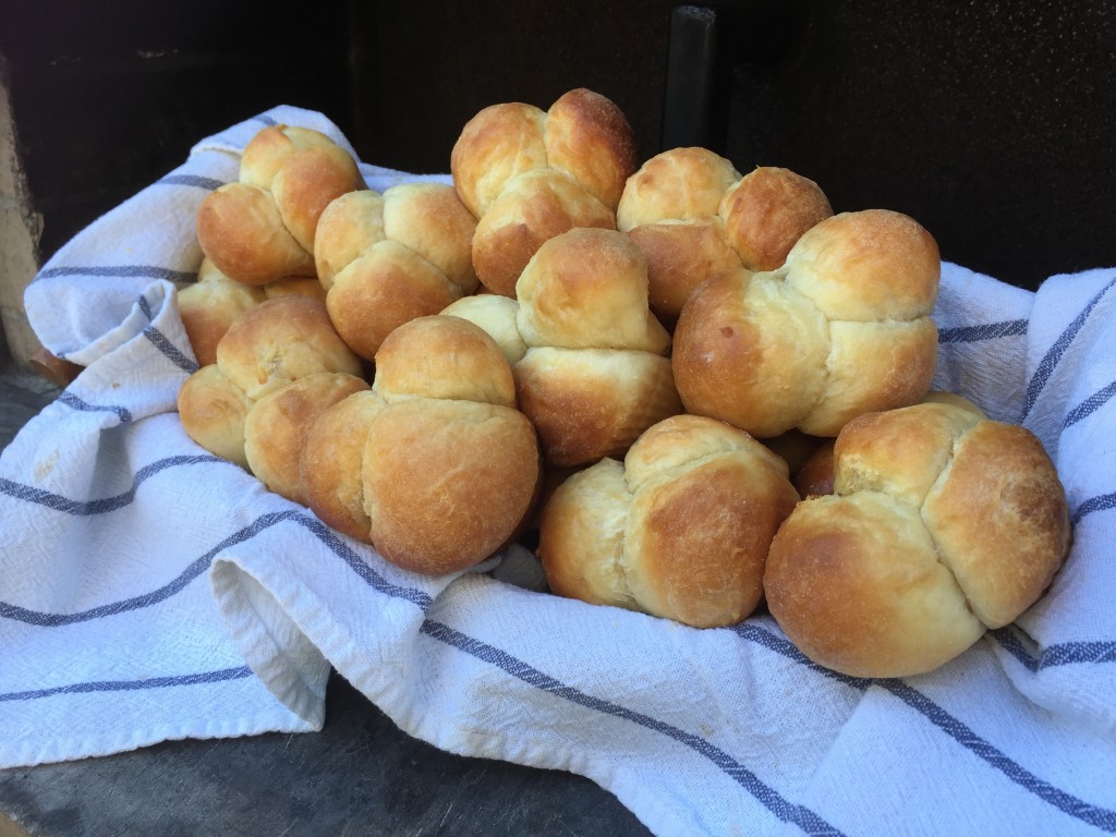 cloverleaf dinner rolls wood-fired oven pizza oven baking