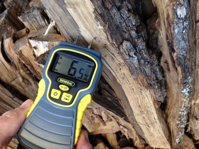 Light an efficient and smoke-free fire with seasoned wood. If you aren’t sure about the moisture level in your wood, a moisture meter will measure the wetness of a split log. Seasoned wood should have a moisture level under 20%.