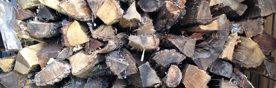 Season wood for fueling a wood-burning oven or pizza oven